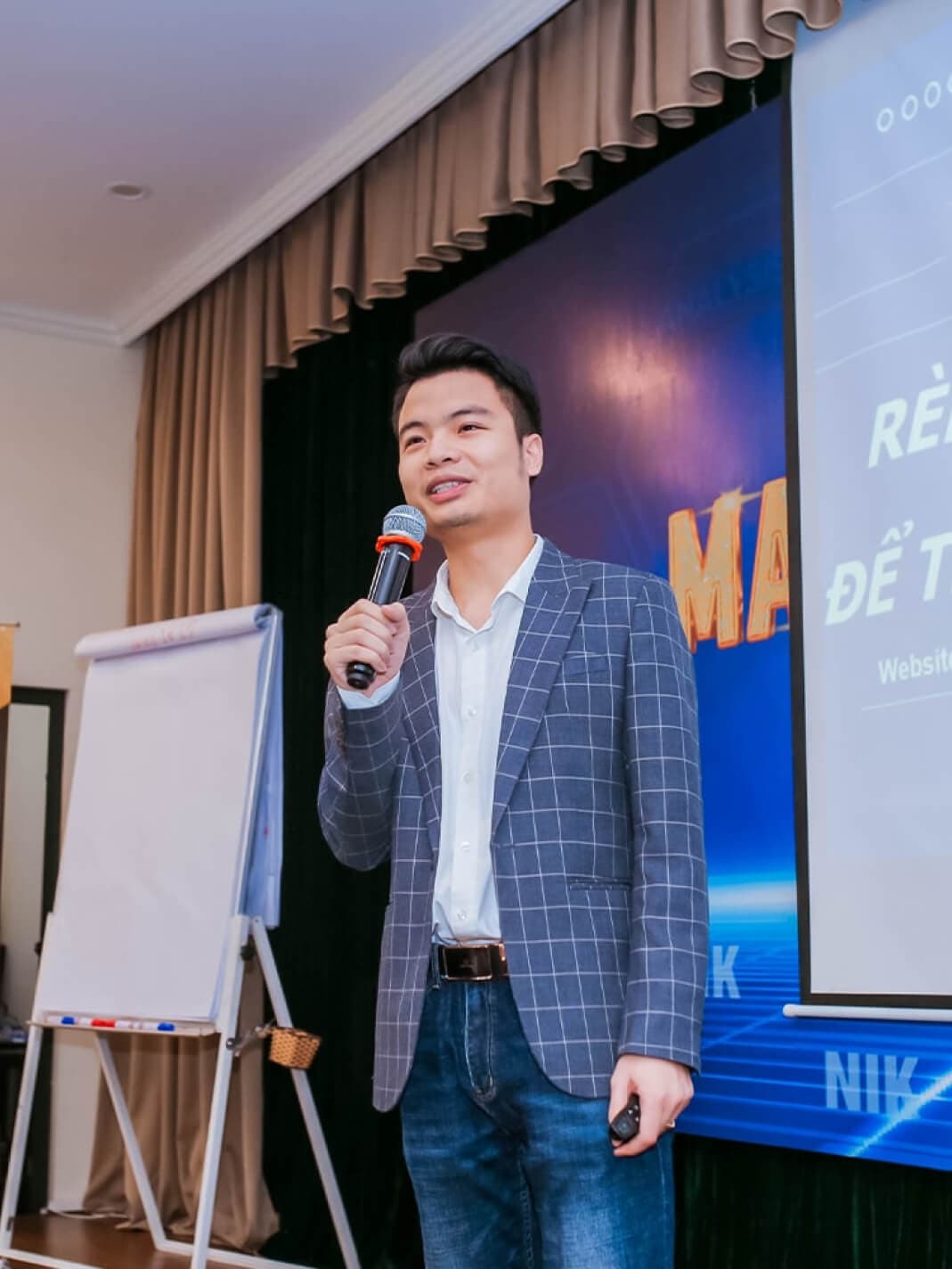 HLV Trần Dương đang coaching 1-1