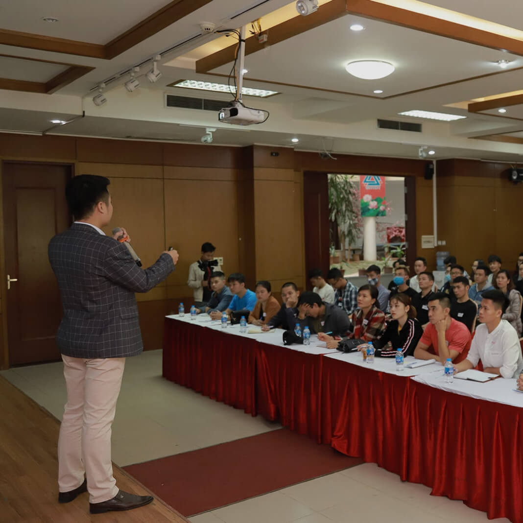 Học viên tập trung học tập và làm bài tập tại chỗ